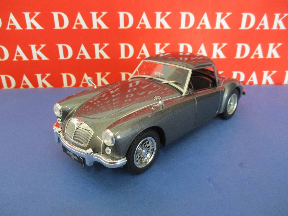 Die cast 1/18 Modellino Auto MG A MK.I A1500 Closed Hard Top 1967 by Triple9 - Immagine 2 di 4