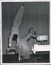 Press Photo Performers Elvie & Pinton Paulsen in stage act