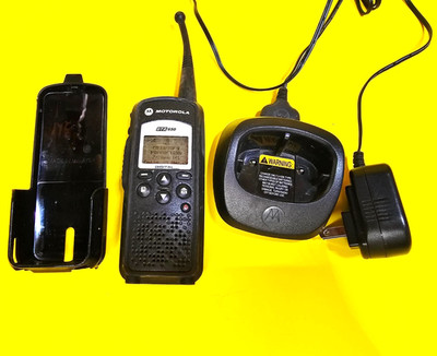 *FRENCH* MOTOROLA DTR650 DIGITAL PORTABLE TWOWAY RADIO 900MHZ +CHARGER+DOCK+CASE