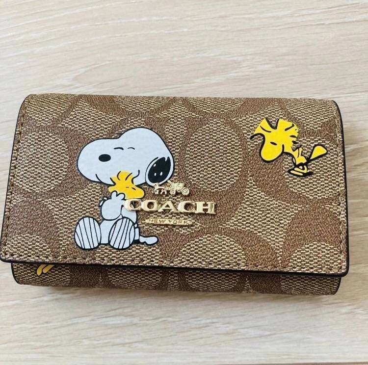 COACH x Peanuts Collaboration Limited 5 Key Case Snoopy COACH x Peanuts Collaboration Limited 5 Key Case Snoopy
