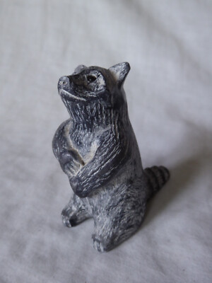 Schöne WOLF ORIGINAL SKULPTUR VON WASCHBÄREN MIT BLICK IN DEN HIMMEL - Kanada 3'' Figur