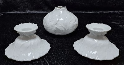 Fürstenberg Porzellan - weiss Vase + 2 St. Kerzenhalter - Relief-Blattdekor