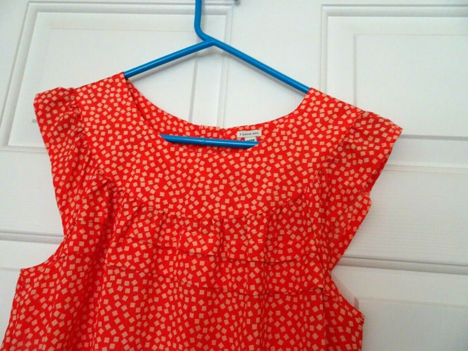 VESTIDO I LOVE H81 SHIFT TAMANHO MÉDIO. FECHAMENTO DE BOTÃO CORAL/MARFIM-RUFFLES/PREGAS-BACK - Imagem 3 de 4