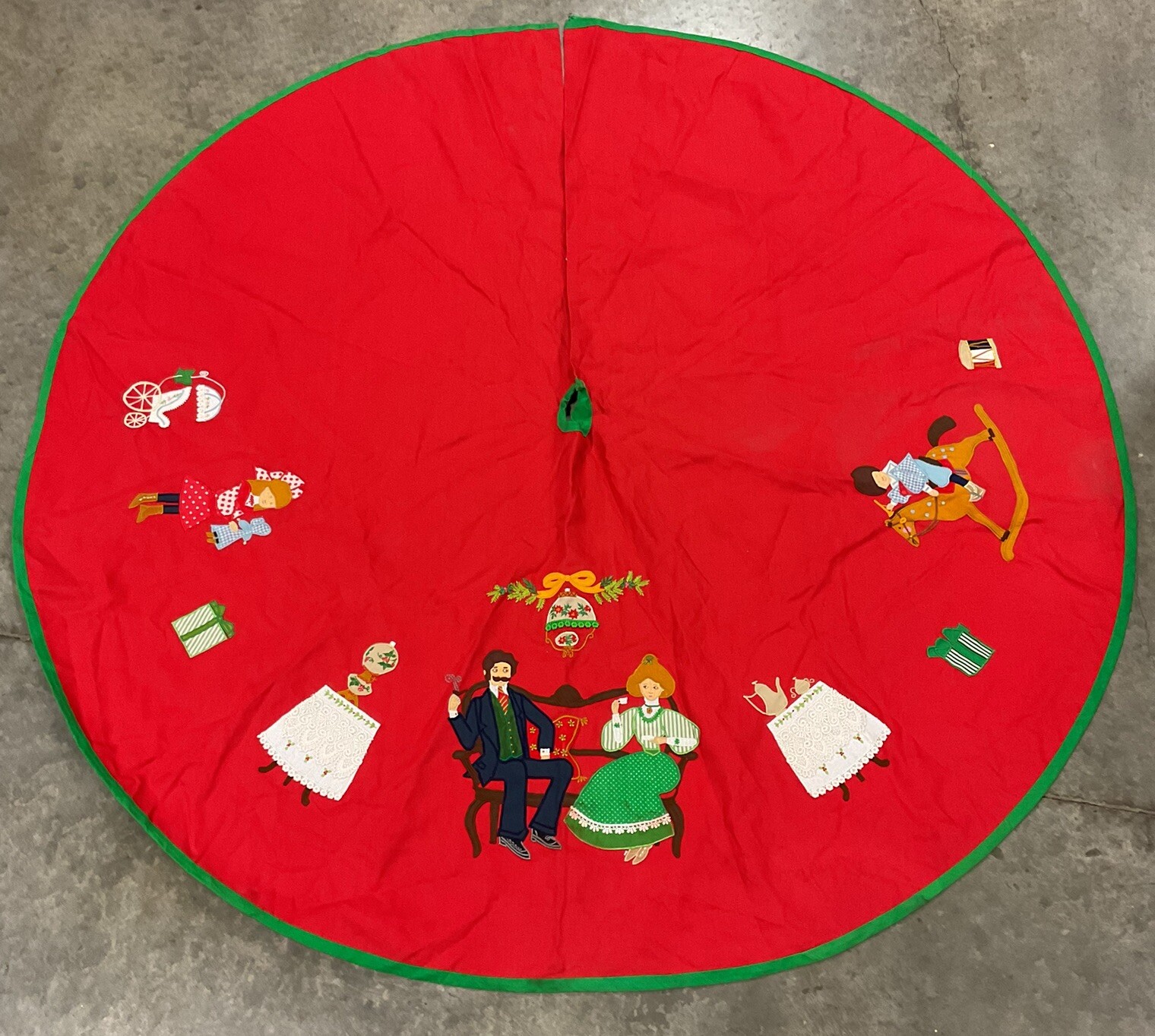 Falda árbol de Navidad House Of Hatten apliques rojos mamá papá niños juguetes de colección leer