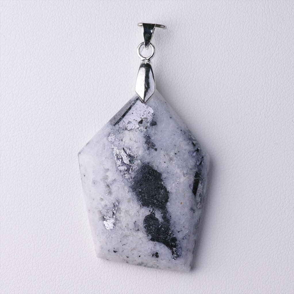 Pendentif galène et argent à porter au quotidien pour un style bohème chic urbain