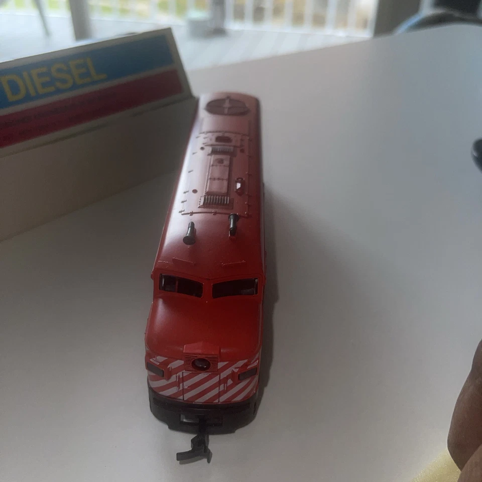 Model Power CP Rail #1405 ALCO FA2 Diesel Loco – HO Scale – Red – Original Box - Image 3 of 4