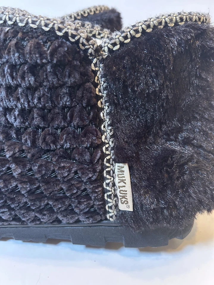 Chinelo Muk Luks Cozy Bootie Chenille totalmente forrado preto feminino tamanho grande 9 - Imagem 3 de 4
