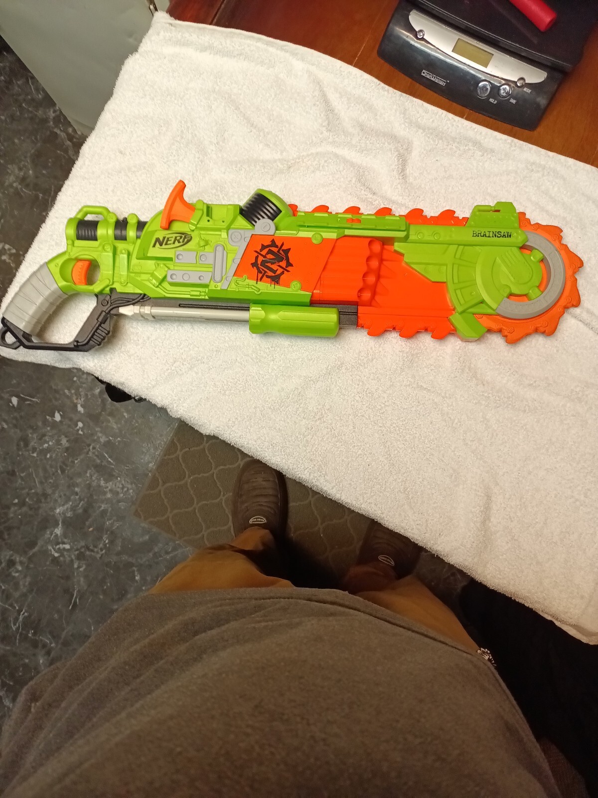 Nerf ZOMBIE Strike BRAINSAW Chainsaw Pump Action Blaster Gun Tested Blade Spins