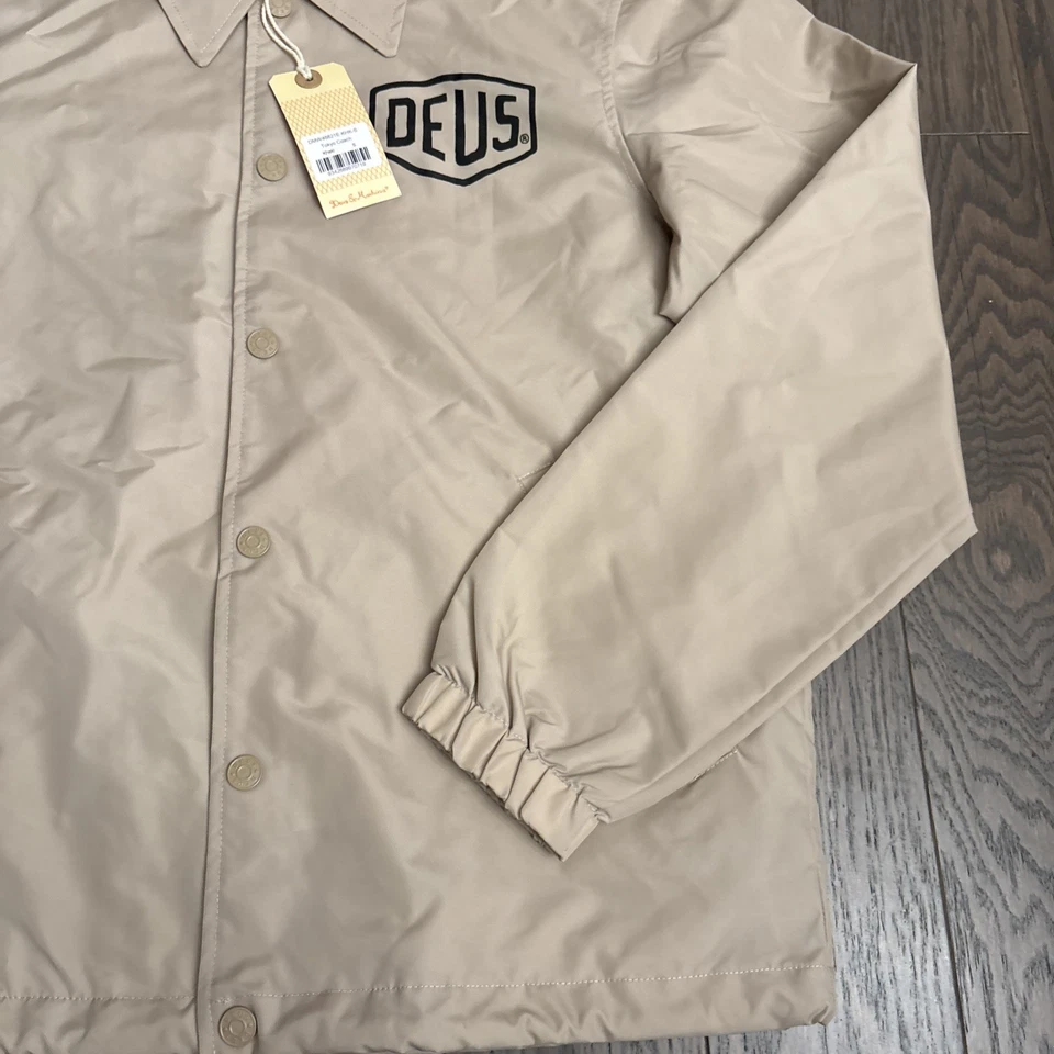 NUEVO CON ETIQUETAS Chaqueta Deus Ex Machina Tokyo Coach Caqui Para Hombres Motocicleta Sobrecamisa Pequeña NUEVA Foto 3 de 4