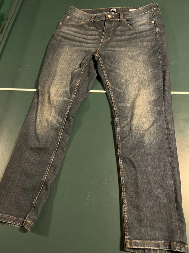 Pantalones de mezclilla para hombre DKNY Bedford calce ajustado lavado oscuro 36 X 30 elásticos cónicos Foto 3 de 4