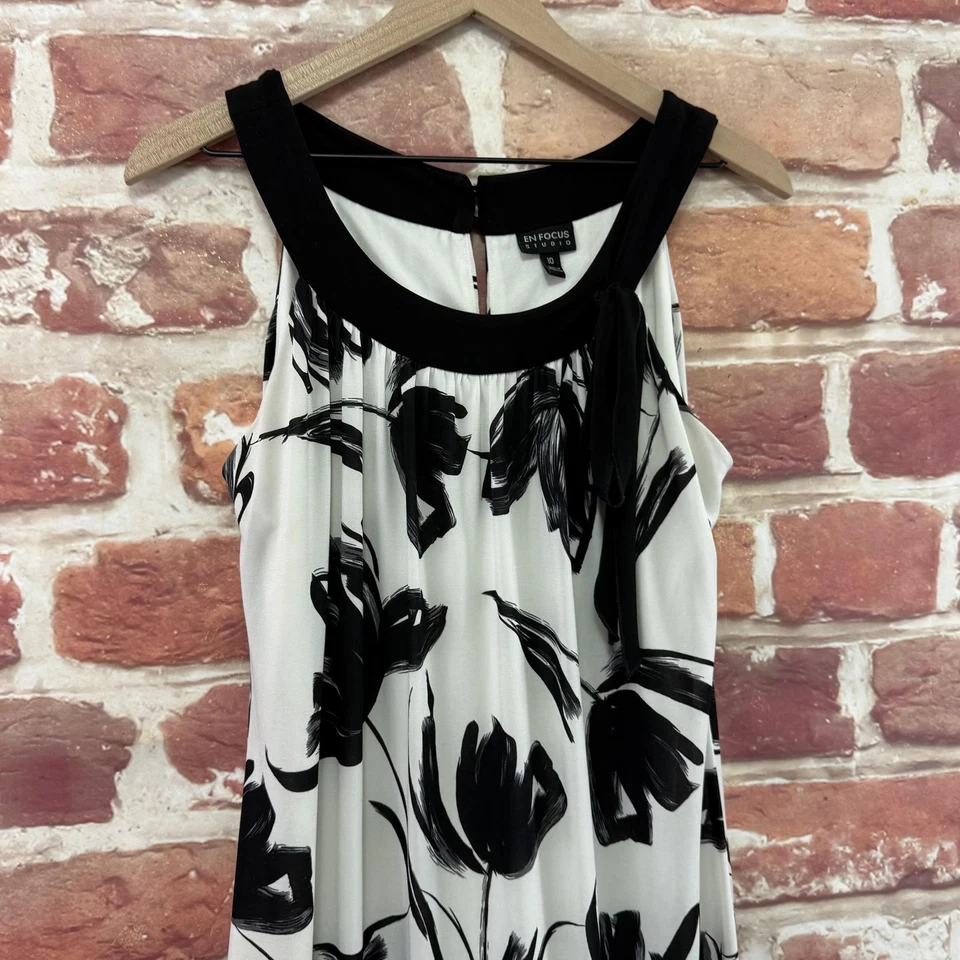 Vestido feminino En Focus Studio Shift 10 preto branco artístico floral elástico popover - Imagem 3 de 4