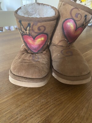 Designer Penelope Wildberry Wildleder UGG Stiefel Kinder Größe UK12 - USA 13