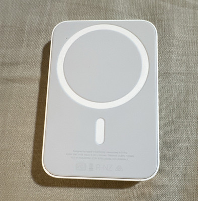 Apple MagSafe Battery Pack Power Bank 1460mAh White A2384 Magnetic Wireless