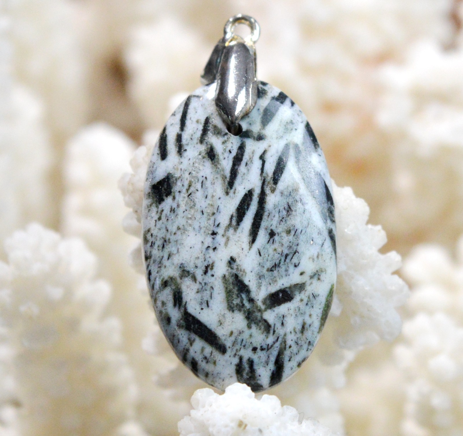 Pendentif cabochon Hornblende Grenat d'Autriche 30 carats idée cadeau anniversaire original