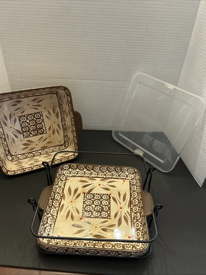 Plato para hornear cuadrado de 2 cuartos de galón TEMPTATIONS By Tara Old World con soporte para servir y bandeja Foto 4 de 4