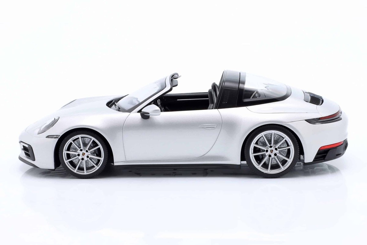 Minichamps - 1:18 Porsche 911 (992) Targa 4 GTS 2021 GT Silver