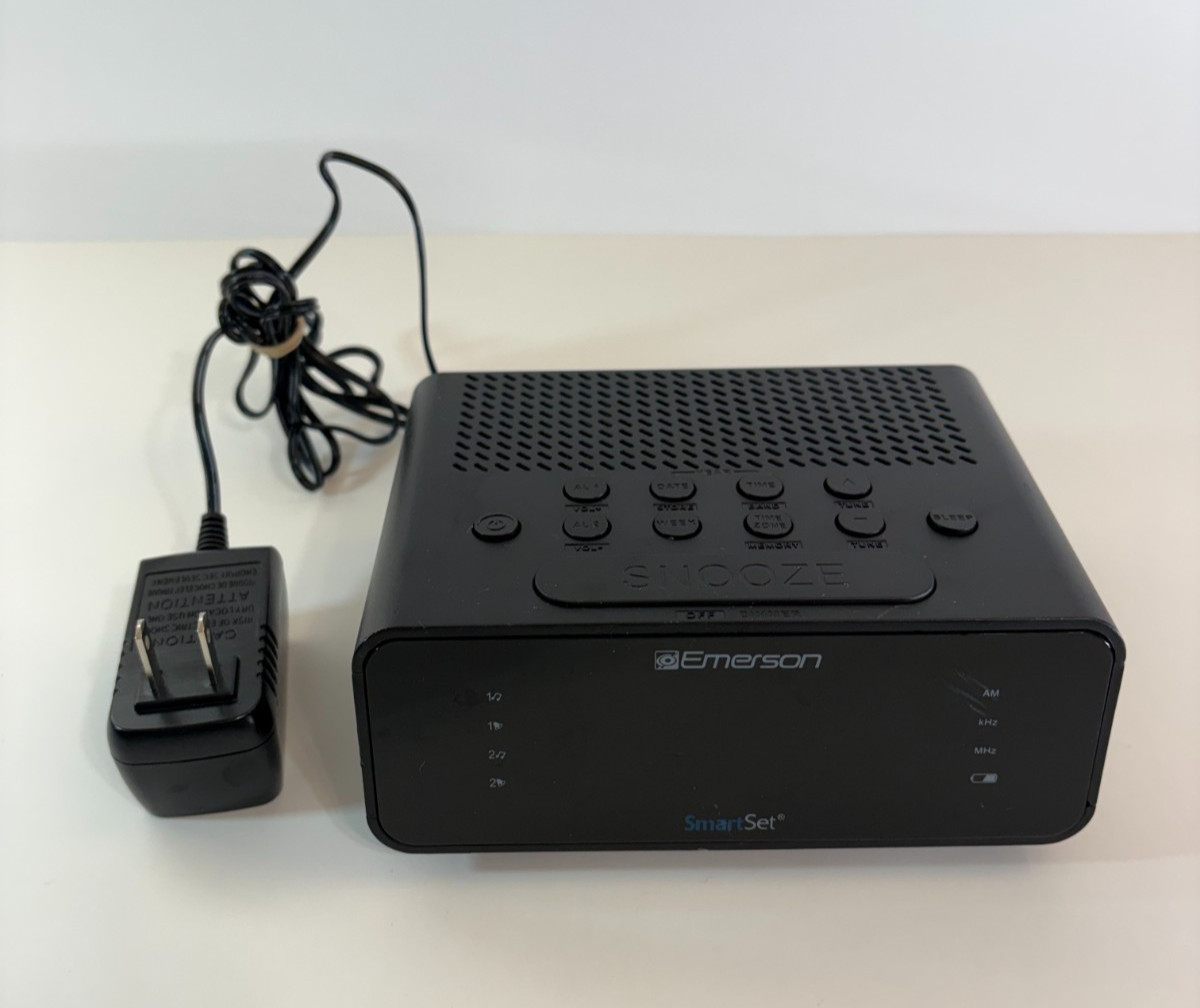 Emerson CKS1900 SmartSet Dual Alarm Clock Radio AM/FM LED Black w/ Power Adapter
