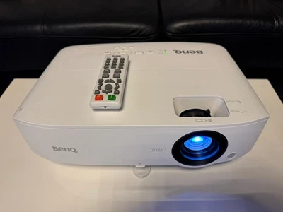 BENQ TW533 voll HD Beamer/ Projektor nur 9 Stunden gelaufen,3300 Lumen, 15.000:1 - Bild 1 von 4