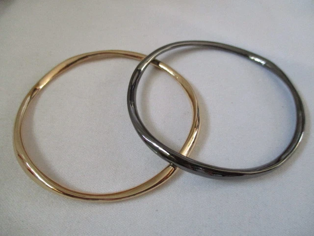 Juego de brazaletes AVON Círculos Infinitos Hematita y Tono Dorado Talla Única para la mayoría Foto 3 de 4