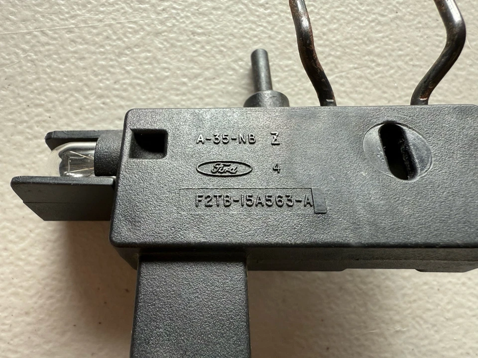 Luz de guantera Ford F-150 F-250 F-350 Bronco 1992-1996 F2 TB-15A563-A OEM A17 #3 Foto 2 de 3