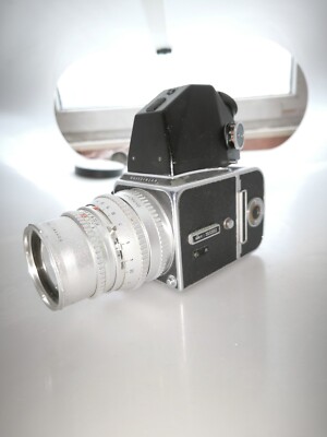 Hasselblad 500C mit Magazin A12 und Sonnar C 4,0/150 mm+VFC Prismensucher CdS