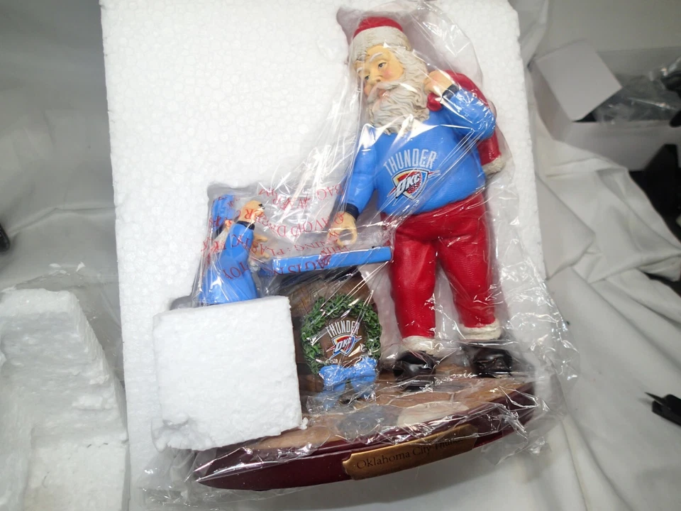 OKC Thunder NBA The Memory Company Santa Claus Elf Checkers Estatua NUEVO Foto 3 de 3