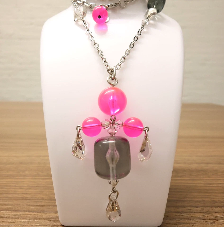 Tarina Tarantino Collar Lucite Magenta Rosa y Gris Figura Abstracta Buda Cuentas Foto 2 de 4