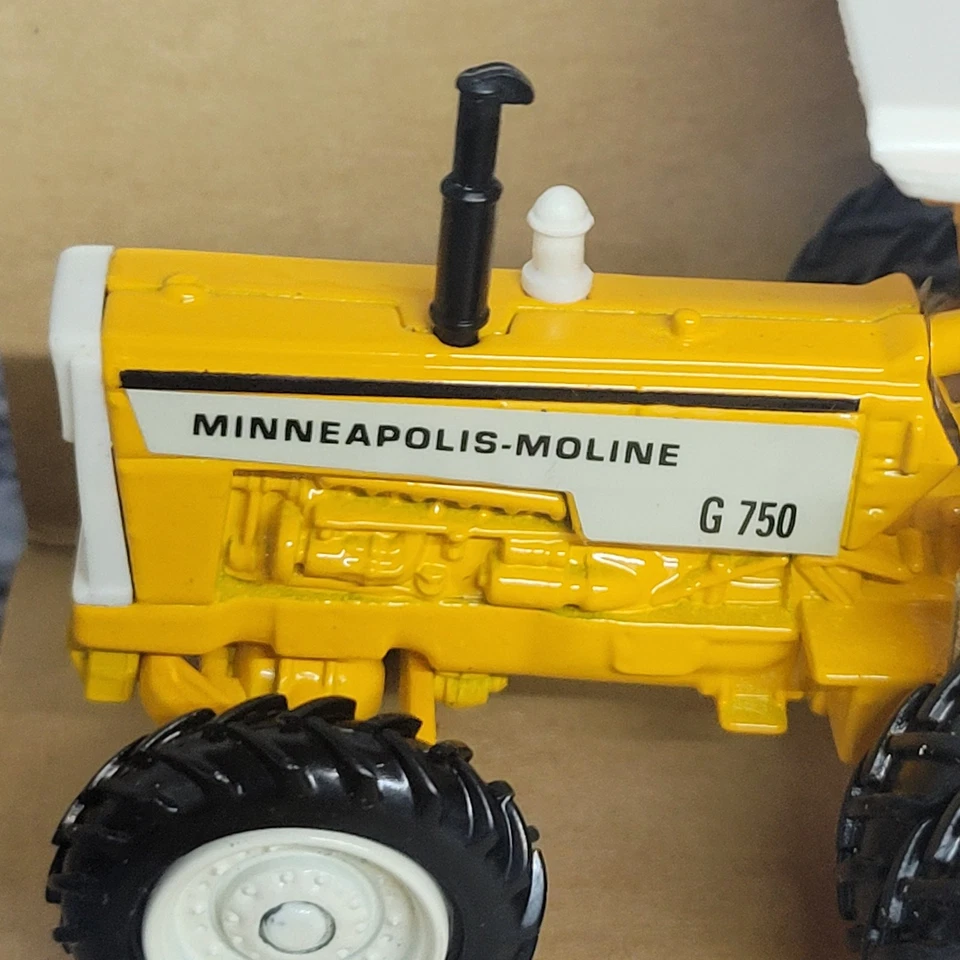 Vtg Ertl 1/43 scale Minneapolis Moline G-750 diecast tractor rear Duals yellow - Image 3 of 4