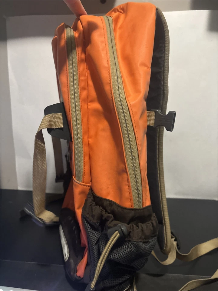 Mochila base The North Face Hot Shot naranja tiene rasguños, Foto 3 de 4