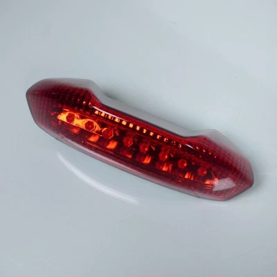Feu arrière One pour scooter Piaggio 50 NRG Après 2005 8 LED 12V rouge Neuf - Photo 1/4