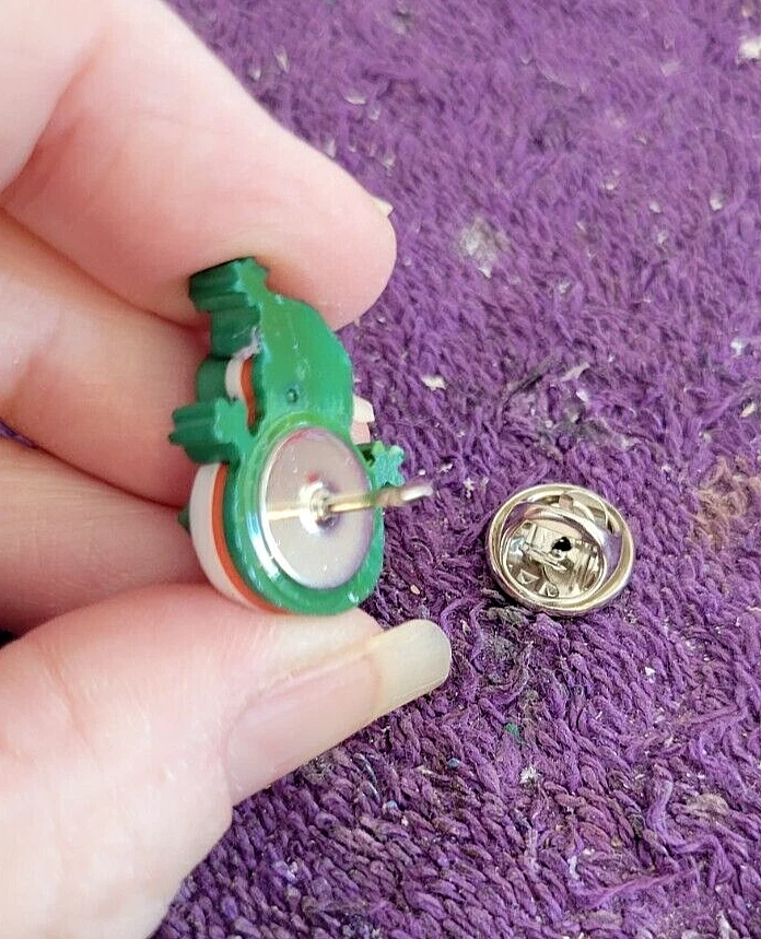 ^ Boneco de neve de Natal cachecol vermelho e chapéu amarrar pin de lapela - perfeito para a temporada - Imagem 4 de 4