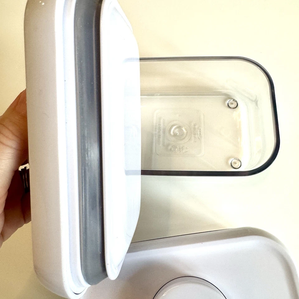 Contenedor de almacenamiento rectangular de grado alimenticio OXO Pop, sin BPA, paquete de 2, 0,5 cuartos/L Foto 3 de 4