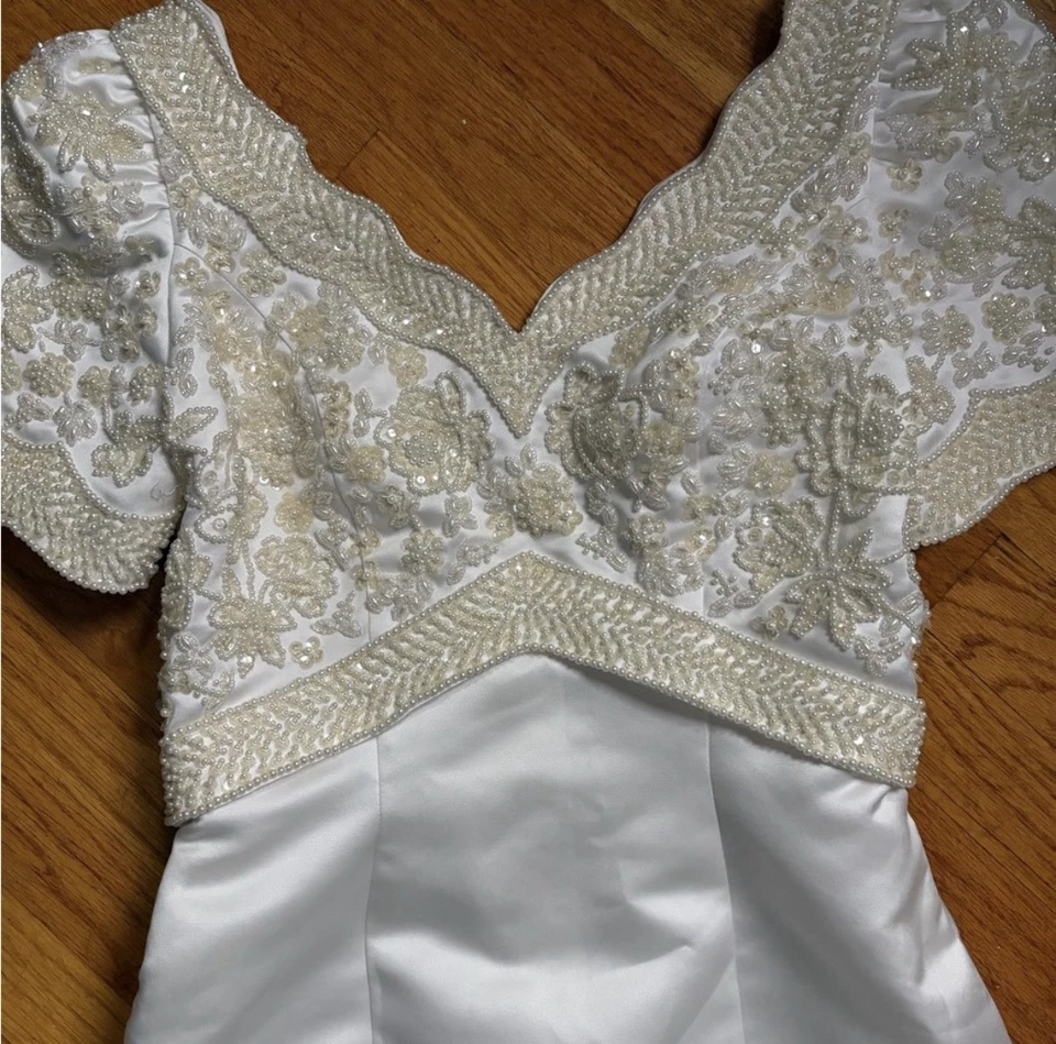 Vintage 1990/1980 Beaded Gloria Vanderbilt Wedding dress - excellent condition - Image 4 of 4