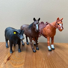 Big Country Toys FOUR SIXES RANCH Animal Lot Horses Cow 1:20 Scale Hard Plastic