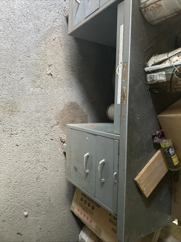 Escritorio de acero o metal en muy buen estado pero necesita una gran limpieza Foto 2 de 2