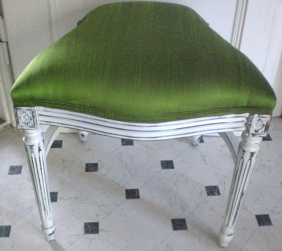 Sitzhocker im LouisXVI-Stil, Buche, mit grüner Wildseide bezogen, neu.