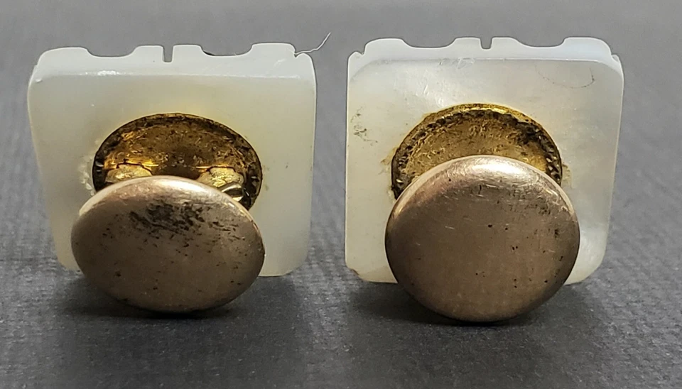 Gemelos antiguos tallados de madreperla y bisagra de latón decorados Pat. 1883 Foto 4 de 4