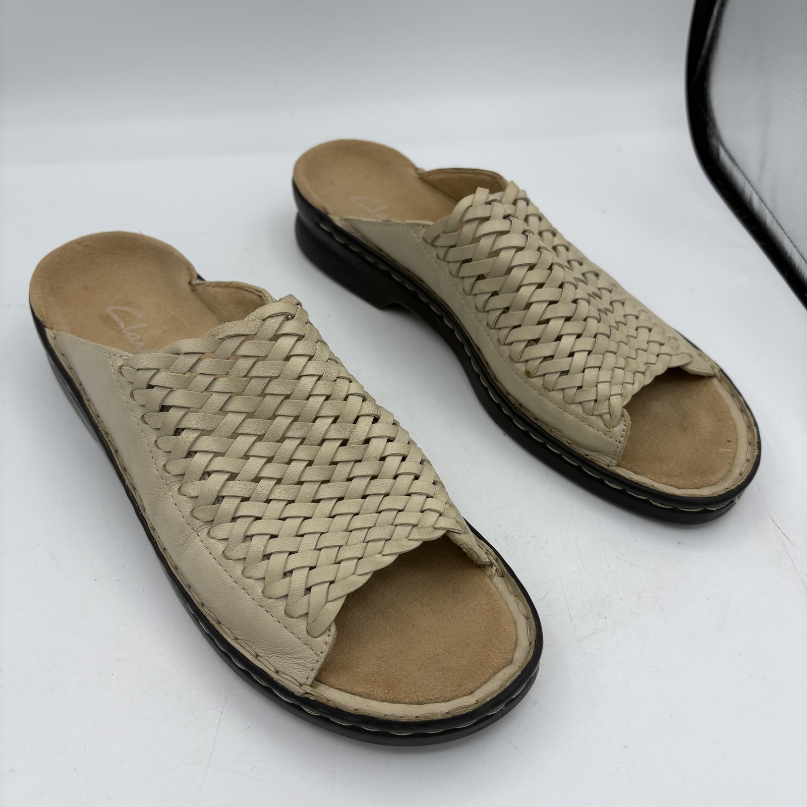 Clarks Womens Size 9 Leather Woven Slide Mules Sandals in Tan