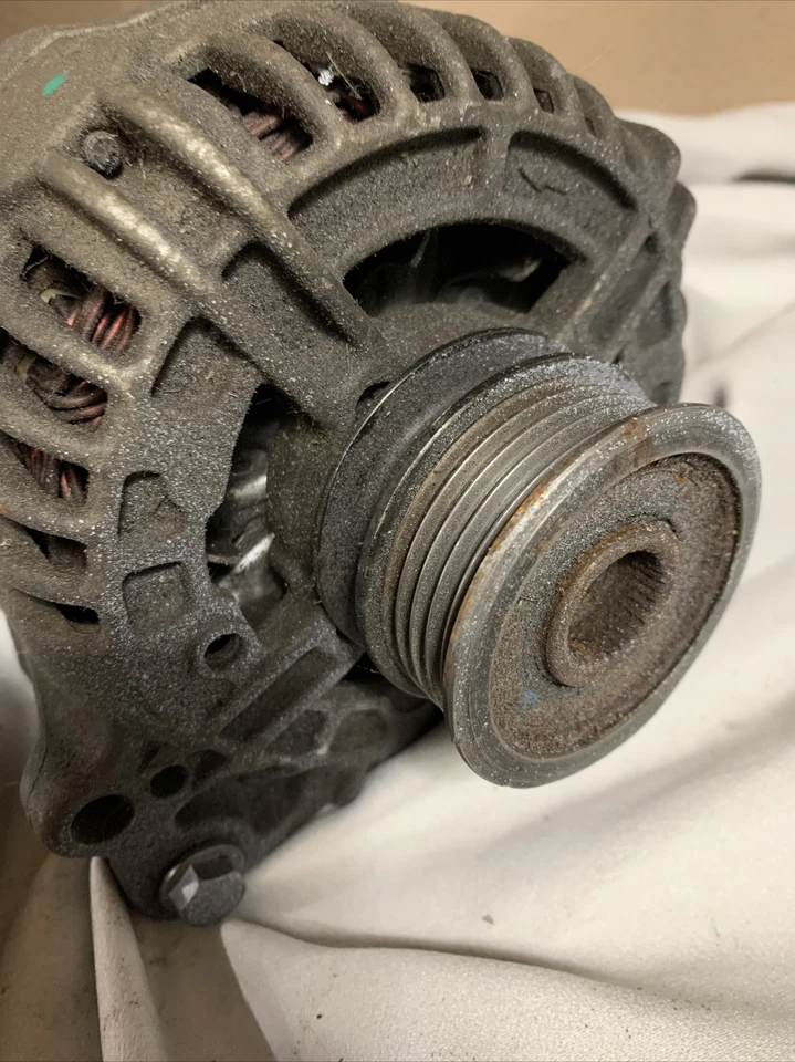 Alternador OEM Volkswagen nuevo Beetle convertible (2,5 L) usado 81.000 millas Foto 3 de 3