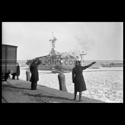 Photo B.002035 HNLMS KAREL DOORMAN R81 EX-HMS VENERABLE R63 AIRCRAFT CARRIER