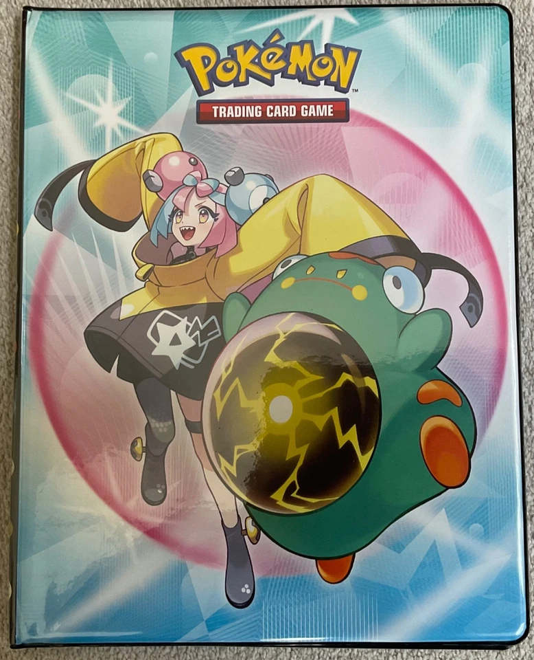 Pokémon - UltraPro 9 Pocket Binder - Iono (Levincia Gym Leader) & Bellibolt - Bild 1 von 1