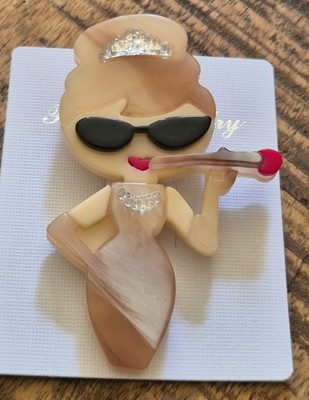 Moderne Arcryl Handarbeit BROSCHE 3D 50er Elegant Lady Latte Mokka Art Deco Stil