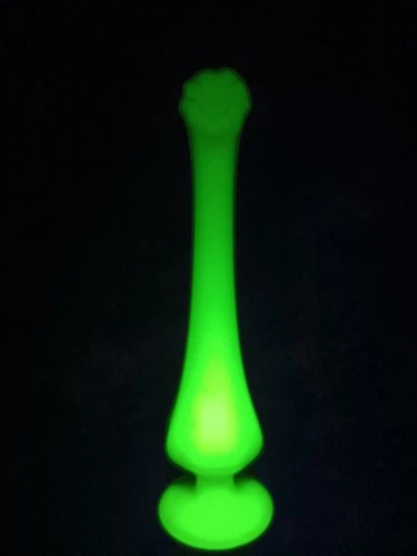 Vintage Fenton Custard Uranium Glass Bud Vase Uv Reactive