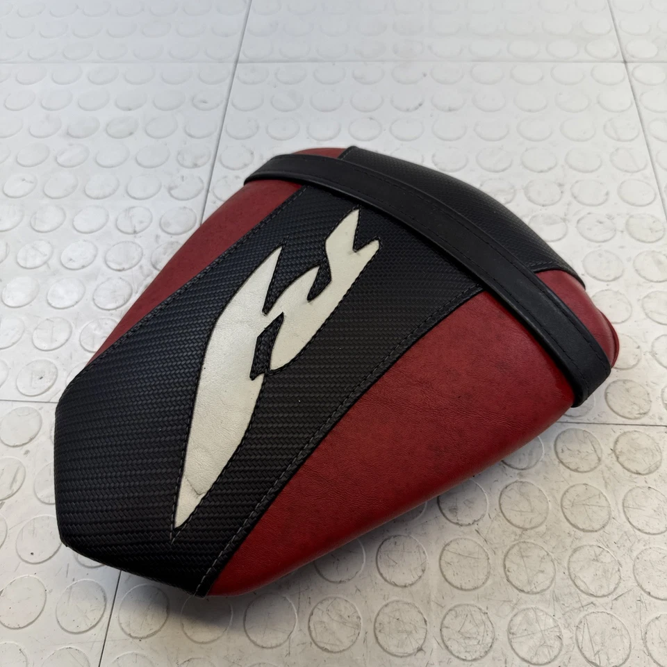 CAPA DE ASSENTO TRASEIRA VINIL 09/10/11/12/13/14 YAMAHA YZF R1 PASSAGEIRO Preto Vermelho R1 - Imagem 4 de 4
