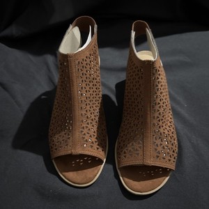 American Eagle Women’s Heeled Sandals Perforated Triangle Rusty Brown Size 7 1/2