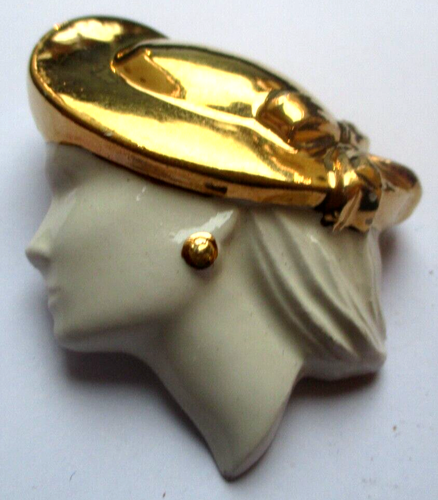 Broche chapeau résille nœud couleur or émail rouge noir bijou vintage