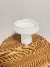 Minimalistische weiße Vase auf hohem Fuß – dickes Glas, Ikebana, Vintage