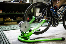 Kinetic Fahrrad-Rollentrainer mit Flüssigkei...