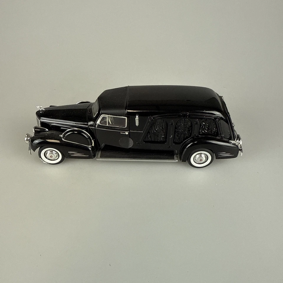 Signature Cadillac Classics 1938 Cadillac Panel Car Black 1:32 #32811 - Image 4 of 4
