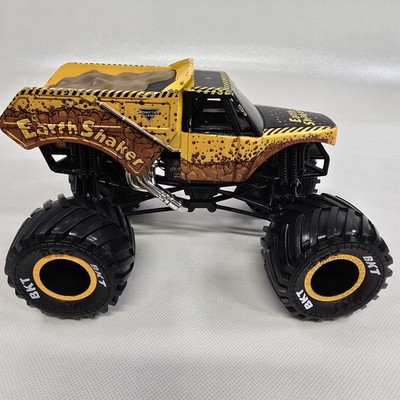 EARTH SHAKER MONSTER TRUCK HOT WHEELS 2022 1:24 SCALE DUMP TRUCK BKT TIRES JAM.
